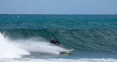¿Quieres practicar Surf en Canarias? Hoy te enseñamos algunas de las mejores playas y spots del archipiélago.