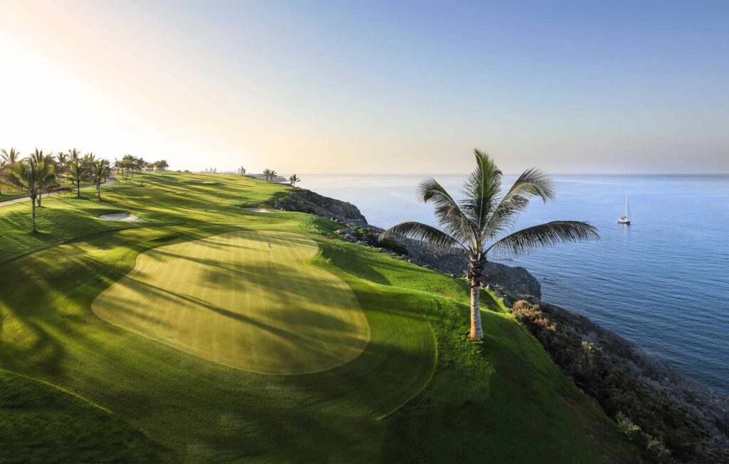 Aquí te presentamos una selección de los mejores campos de golf que las Islas Canarias tienen para ofrecer.