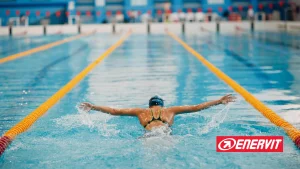 En la natación, donde se involucran múltiples grupos musculares, la alimentación y nutrición juegan un papel crucial para los nadadores.
