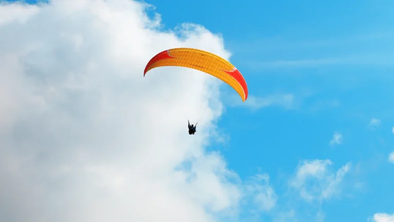 El archipiélago canario se ha convertido en un destino predilecto para los amantes de los deportes aéreos como el parapente.