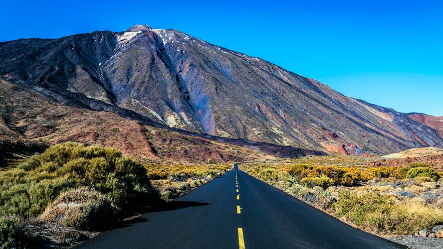 A continuación, te presentamos las 10 rutas de senderismo más destacadas para sumergirse en la magia del Teide.