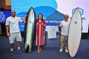 Tenerife acoge la presentación oficial de ‘Surfing With Me’, el proyecto que transforma residuos en conciencia a través del surf