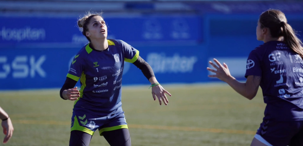 Y esta vez la protagonista es Noelia Ramos, una guardameta que transmite calma bajo palos… pero también una historia de trabajo